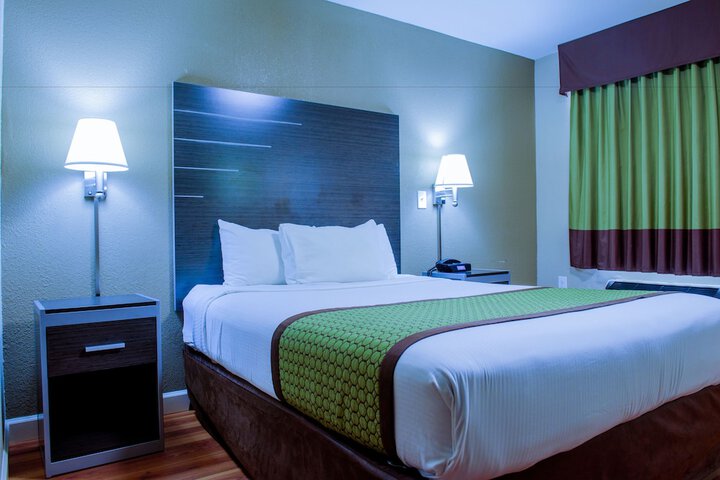 1 Queen Bed (12 of 21)