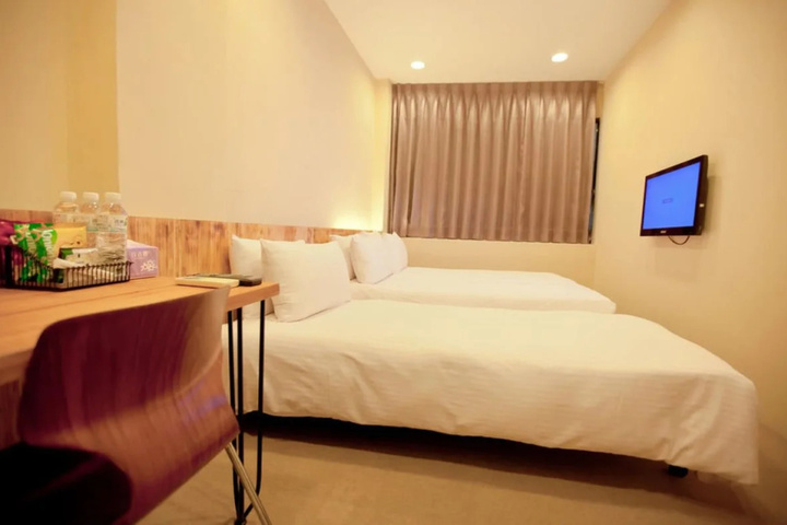 Room 4 of 8