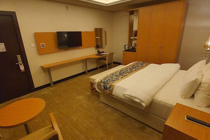Room 9 of 34