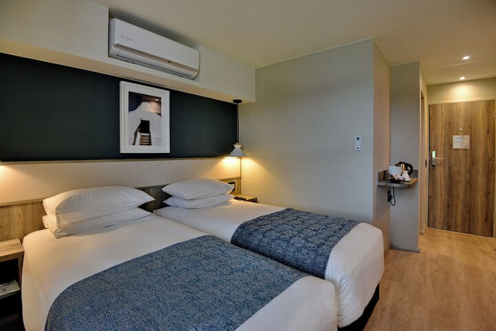 Room 6 of 28