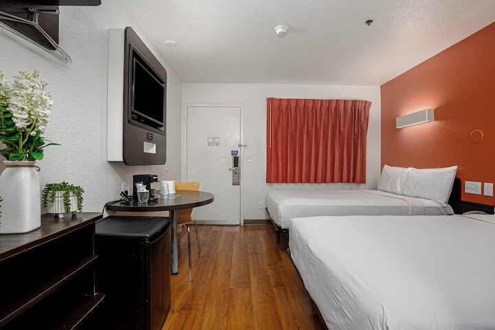 Double Bed Accessible (9 of 10)