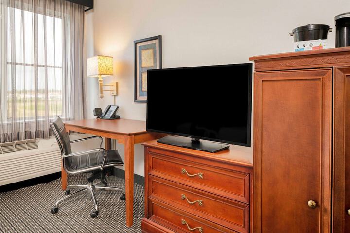 1 King Bed Mobility Hearing Impaired Accessible Room (10 of 12)