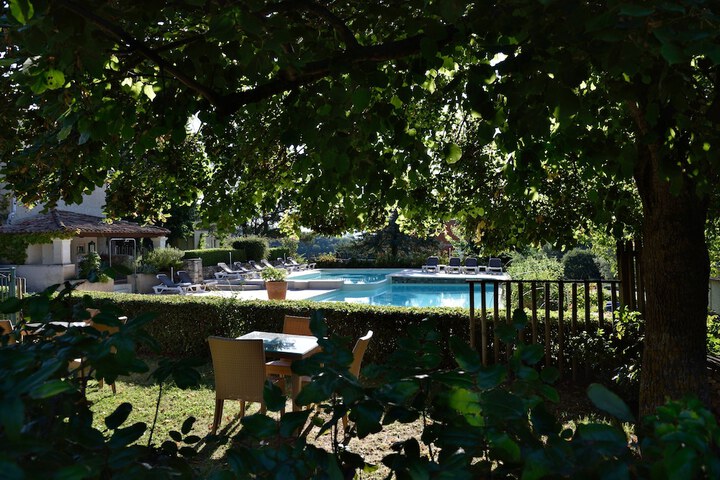 Pool 32 of 52