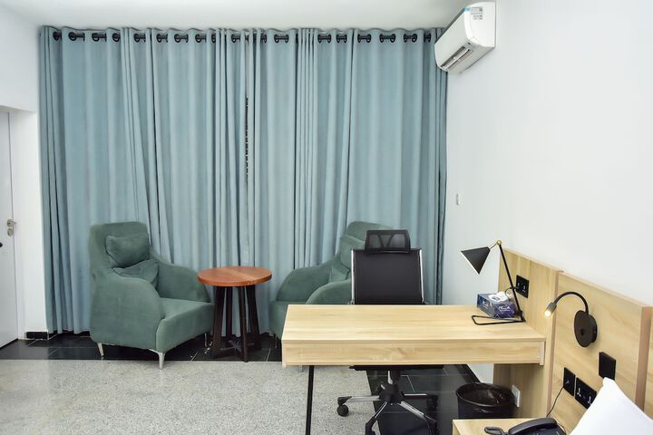 Room 6 of 12