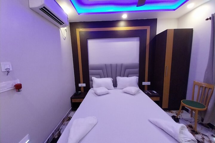 Room 53 of 96