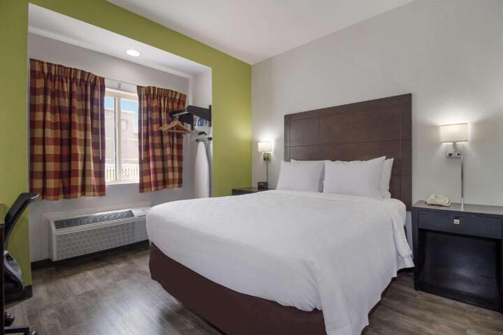 2 Queen Beds (5 of 10)