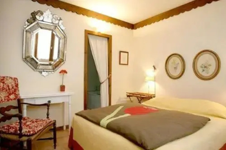 Room 2 of 10