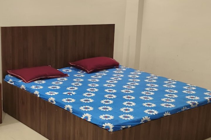 Room 6 of 13