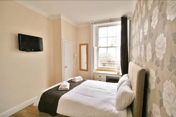Room 12 of 17