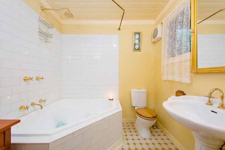 Room 4 of 25