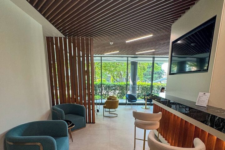 Lounge 98 of 133