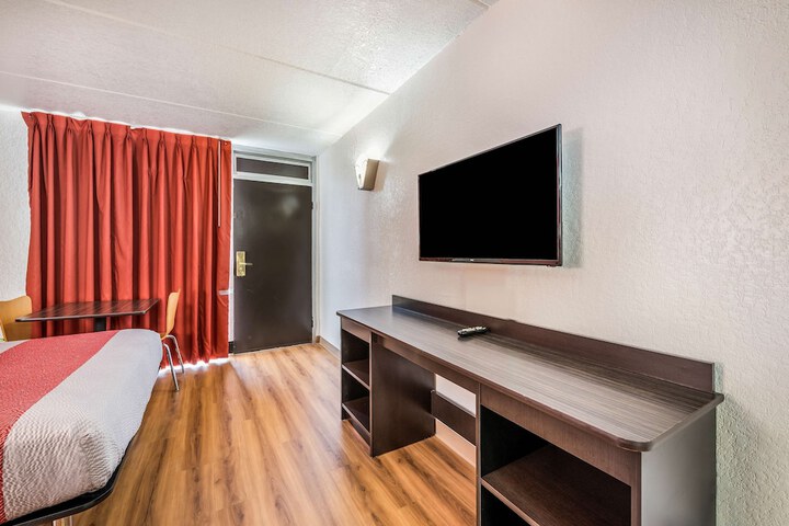 1 King Bed (3 of 14)
