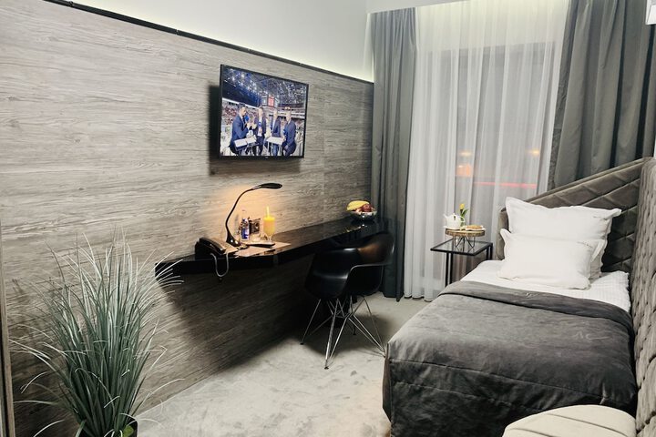 Room 6 of 32