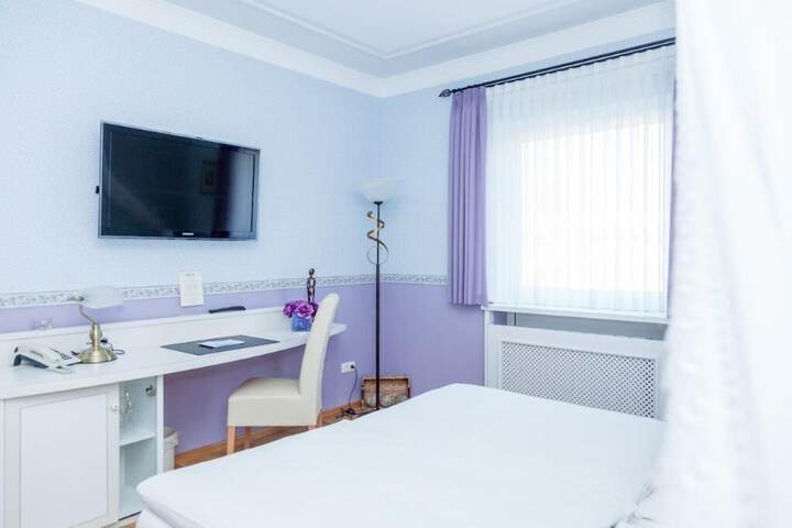 Room 6 of 25