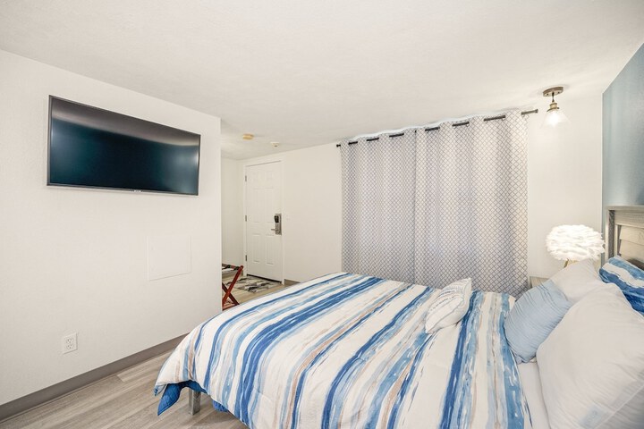 1 Queen Bed (9 of 13)