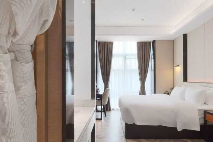 Room 13 of 34