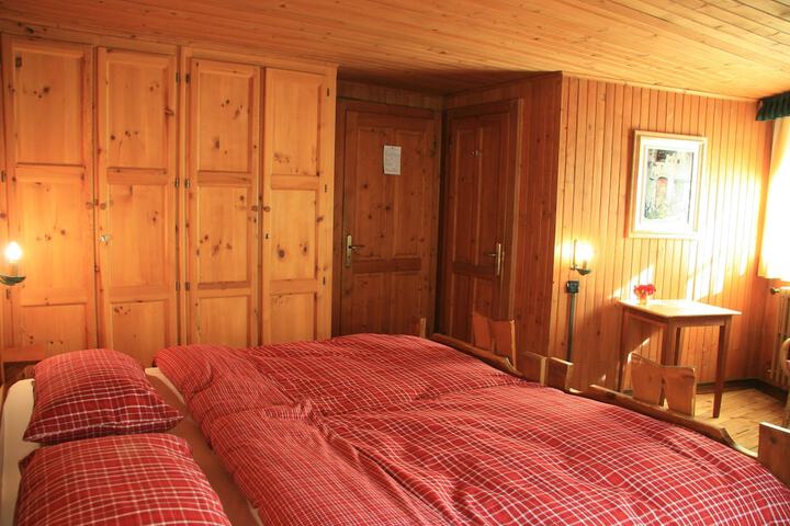 Room 3 of 32