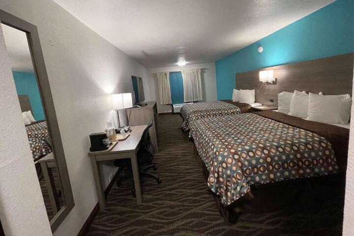 2 Queen Beds (12 of 12)