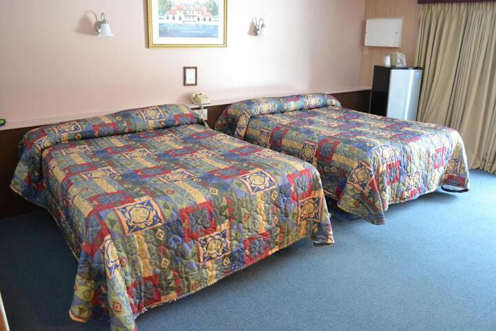 1 Queen Bed (3 of 4)