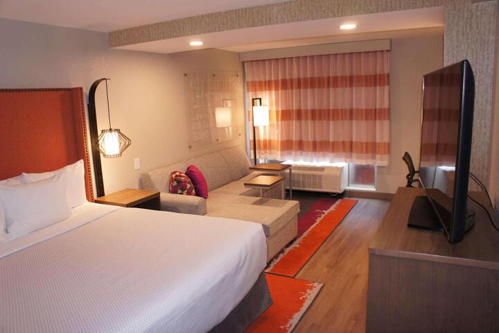 1 King Bed Deluxe Room (4 of 12)