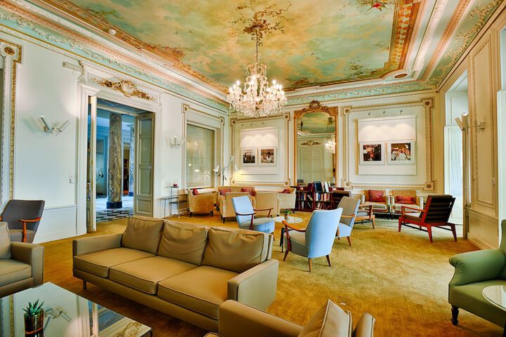Lounge 80 of 101