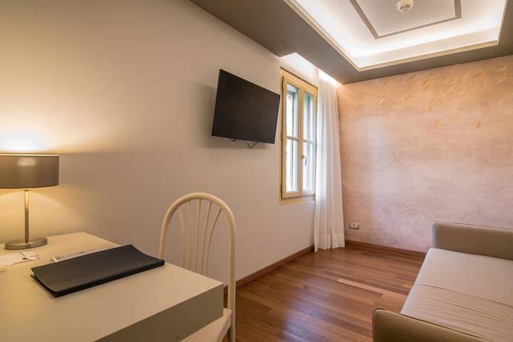 Room 43 of 173