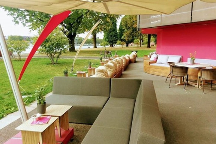 Lounge 81 of 130