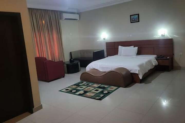 Room 8 of 70