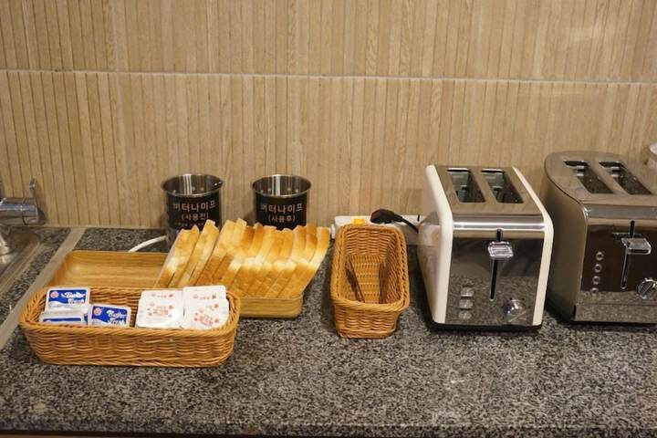 Breakfast/Coffee Service 98 of 109