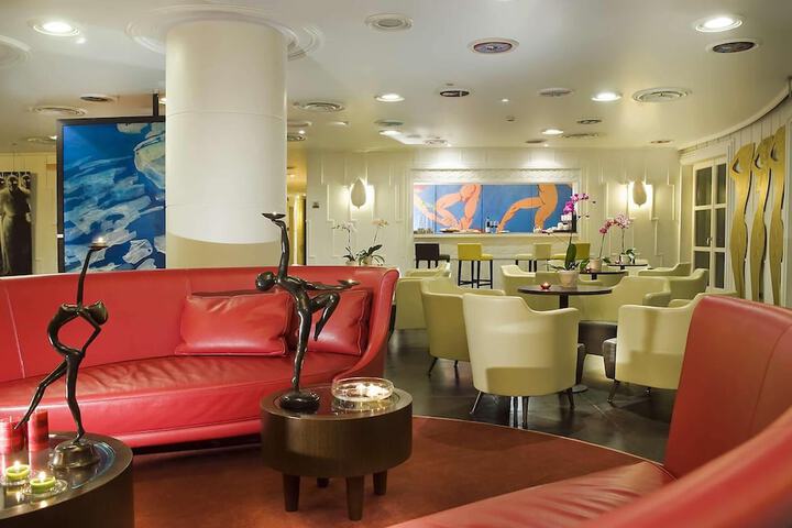 Guest Lobby