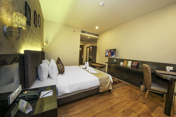 Room 9 of 33