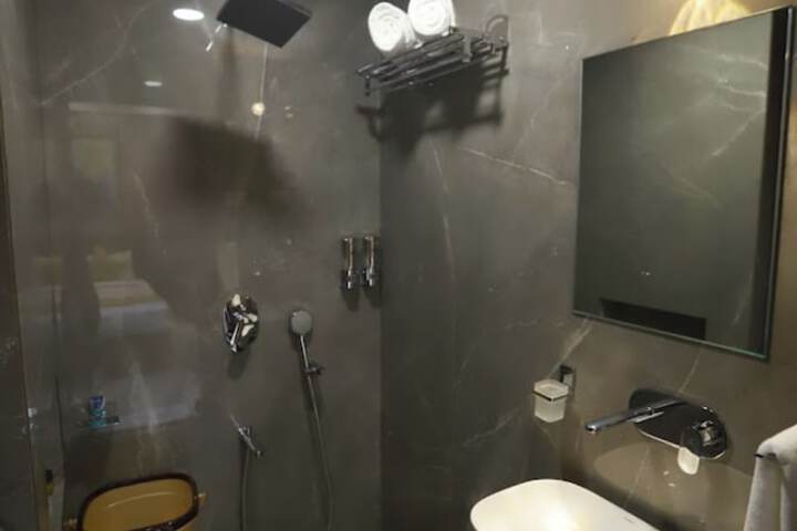 Room 8 of 12