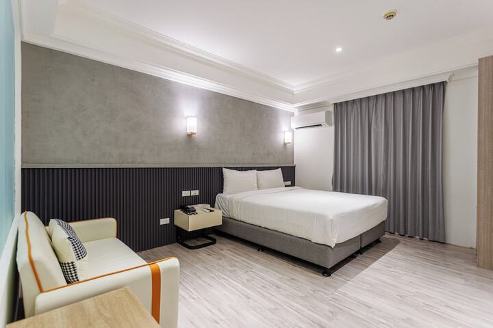 Room 12 of 18