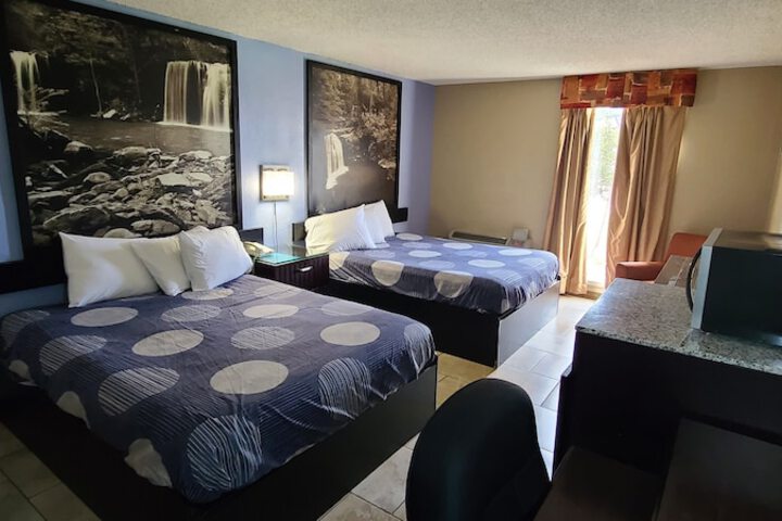 Standard Room, King or Two Doubles (3 of 7)