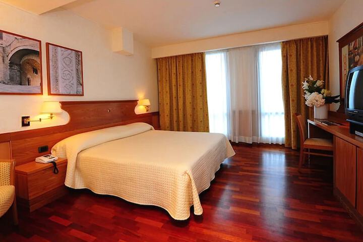 Room 12 of 42