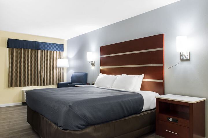 1 King Bed (3 of 6)