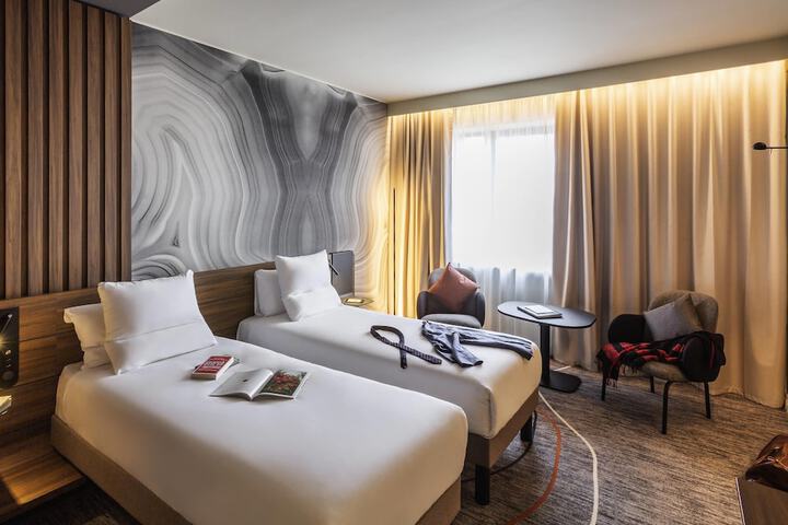 Room 2 of 75