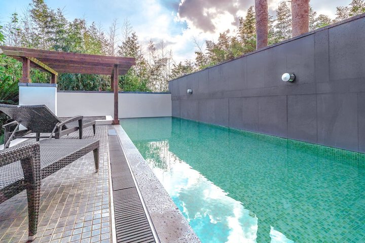 Pool 93 of 144