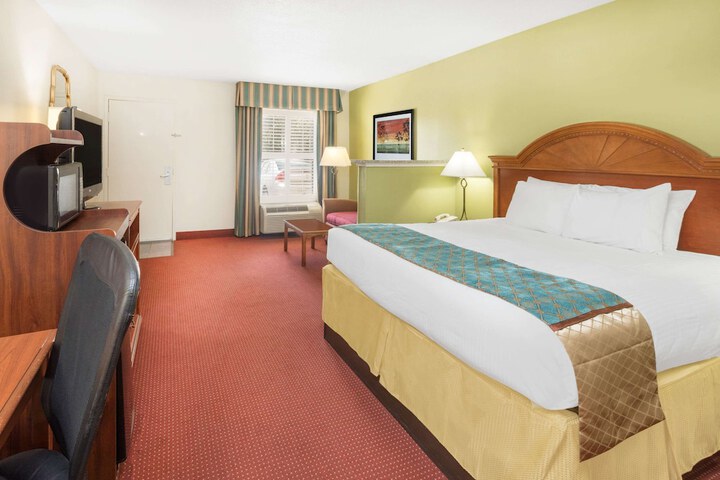 1 Queen Bed (1 of 9)