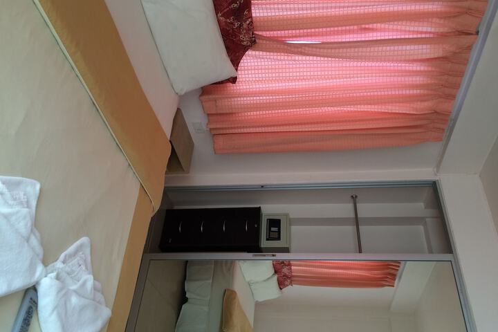 Room 9 of 72