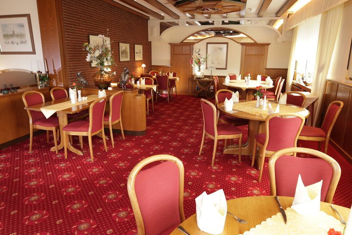 Dining 12 of 19
