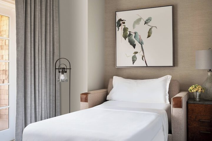 Room 43 of 215