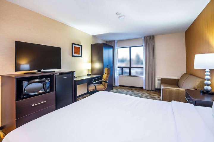 1 Queen Bed (3 of 14)