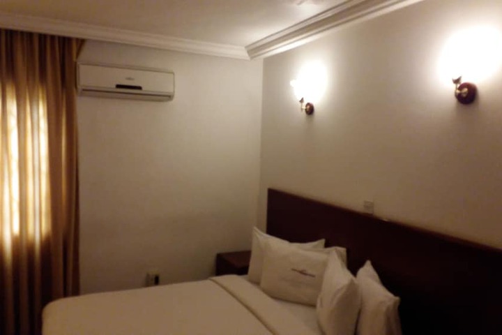 Room 6 of 33