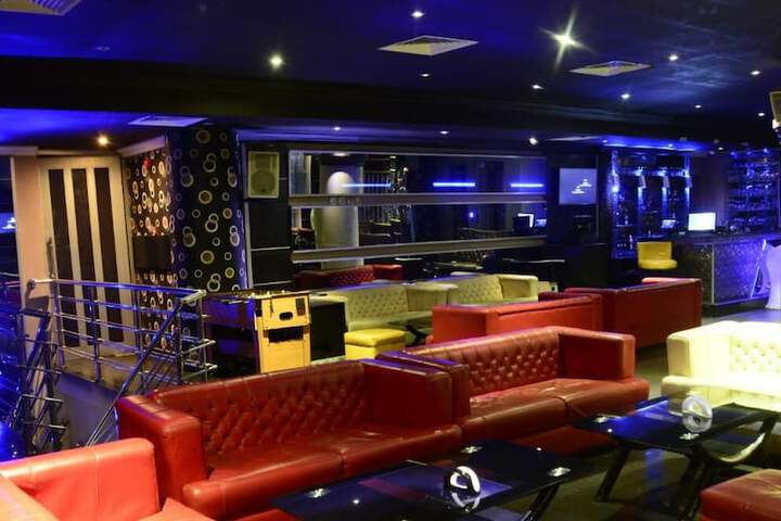 Lounge 15 of 18