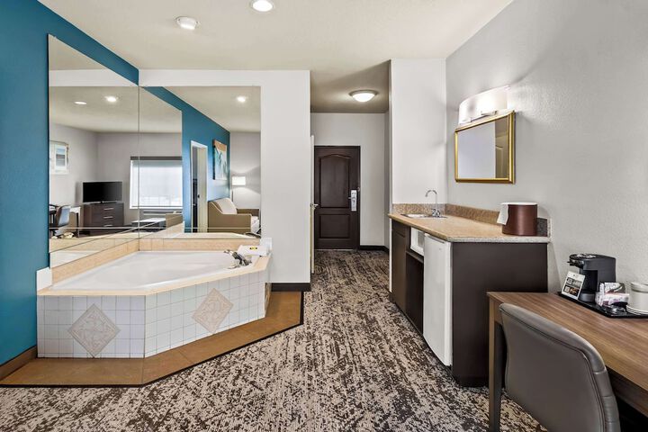 Suite 1 King Bed Sofa Bed Living Area Work Desk Microwave and Refrigerator WiFi Full Bre (10 of 31)