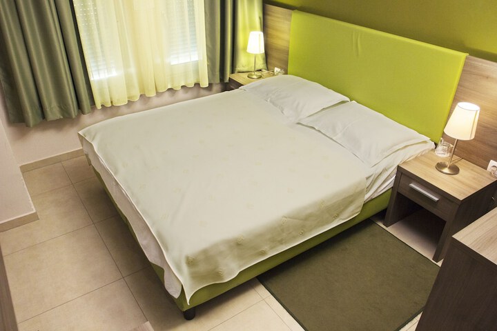 Room 9 of 40
