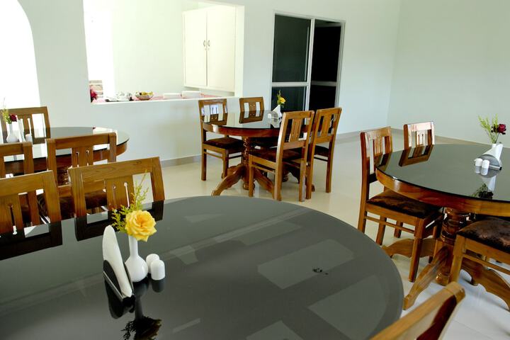 Dining 18 of 25