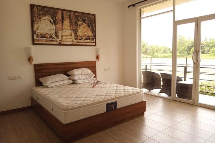 Room 4 of 17