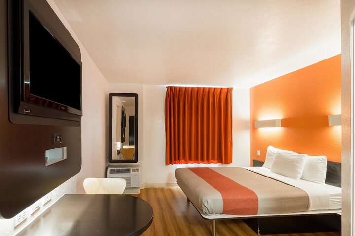 1 King Bed (2 of 7)